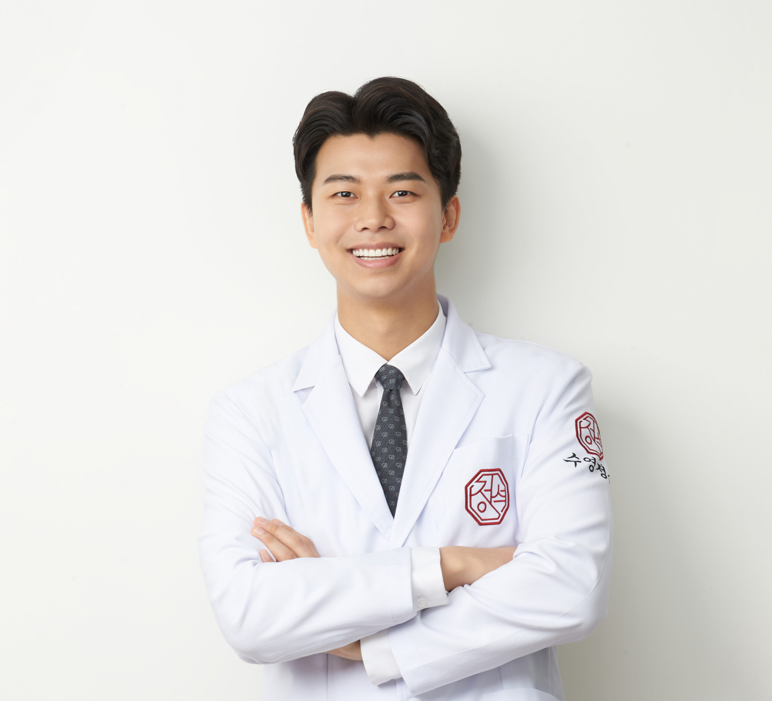 수영구 주말 허리 통증|수영정석한의원 내부 벽면 간판 사진