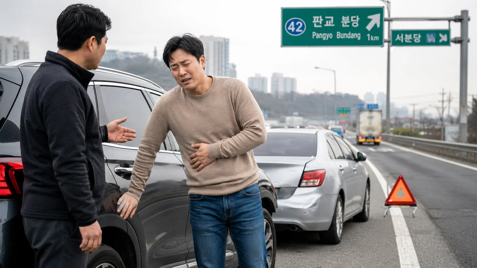 부산 교통사고 후유증|환자에게 도수치료를 시행 중인 물리치료사
