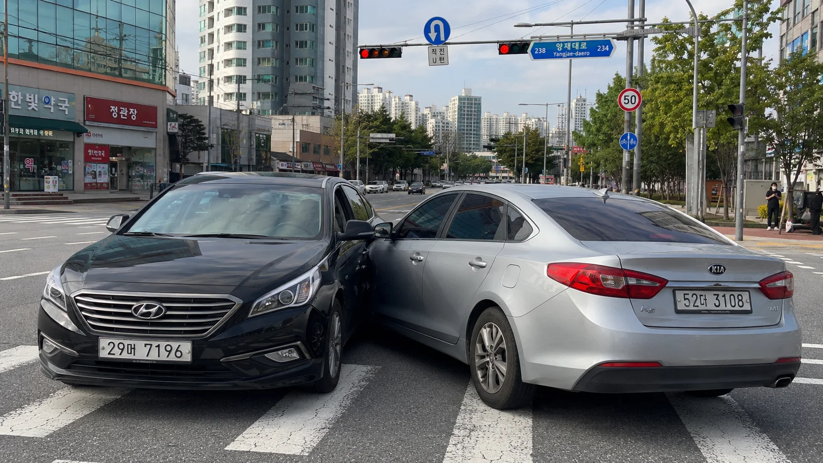 부산 교통사고 후유증|양재대로 인근 교차로 승용차 접촉사고 현장