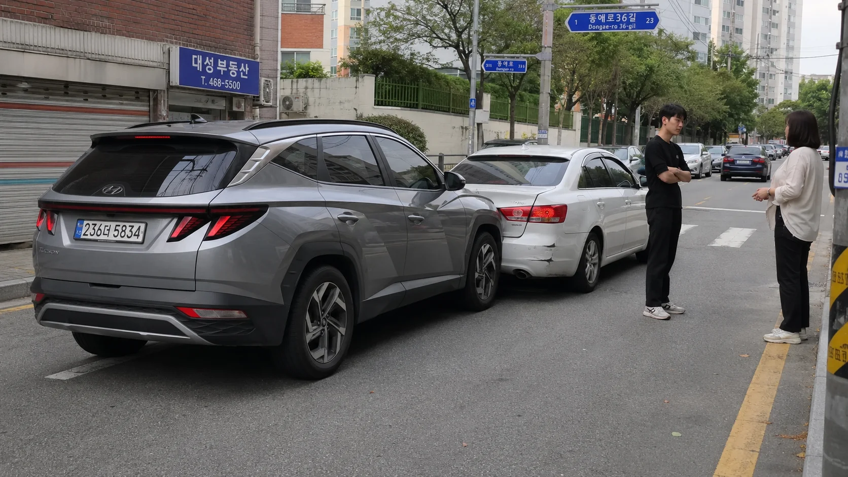 수영구 교통사고 야간진료|도로 위 차량 접촉 사고 현장과 당사자들의 모습