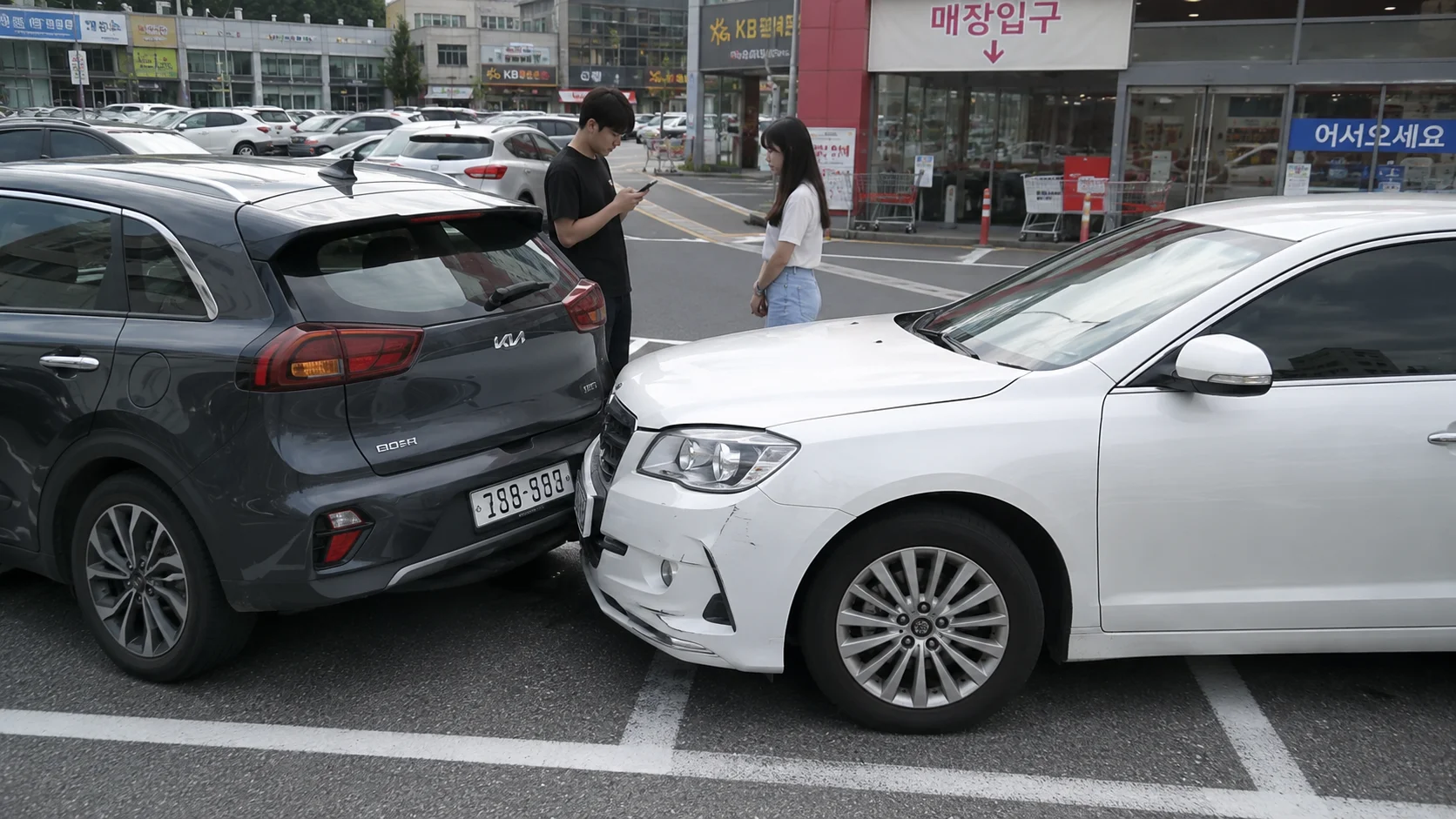 수영구 교통사고 야간진료|주차장에서 발생한 승용차 간 접촉 사고 현장
